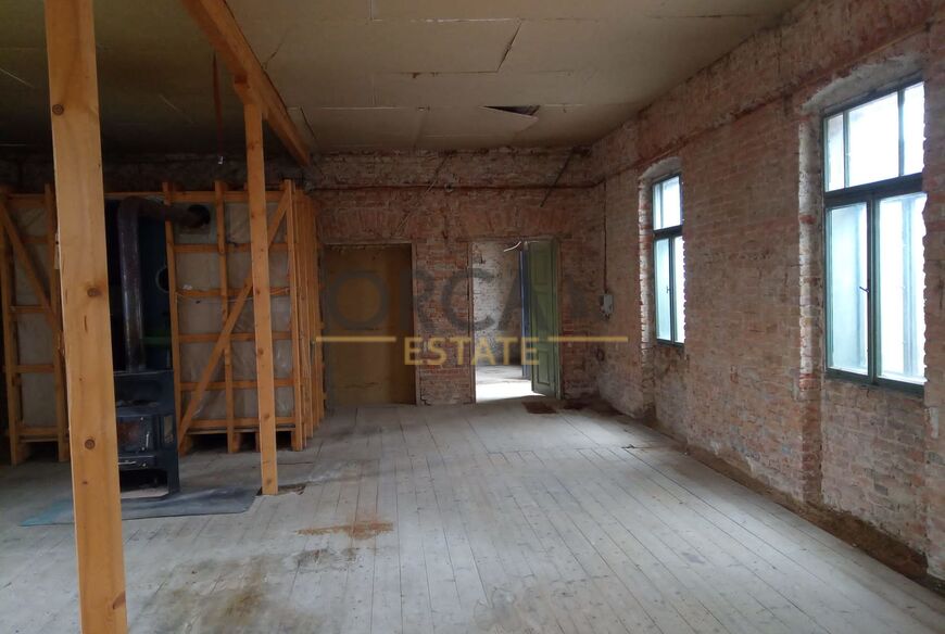 Řadový RD, podlahová plocha 342 m2, k rekonstrukci, pozemek 181 m2