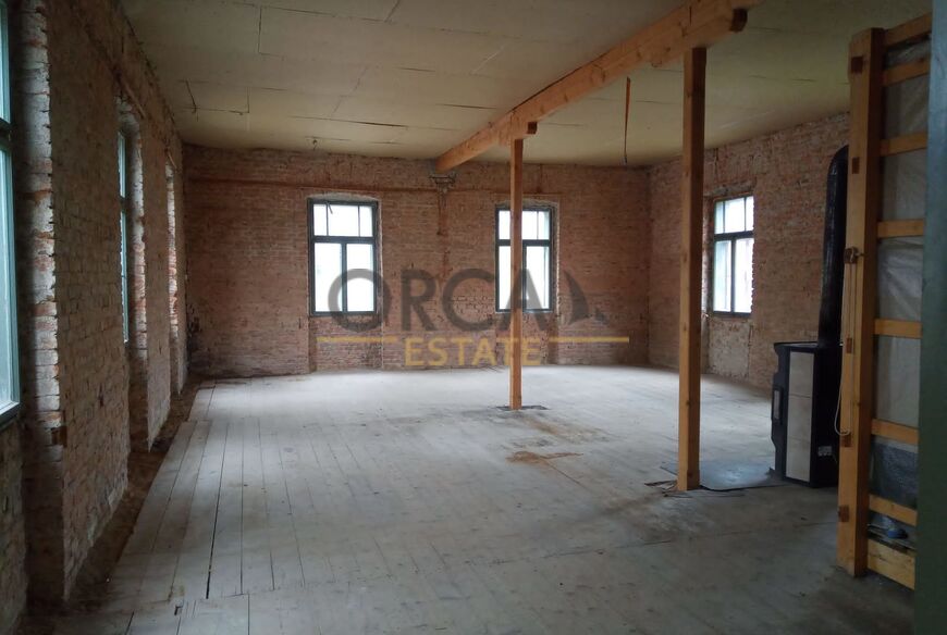 Řadový RD, podlahová plocha 342 m2, k rekonstrukci, pozemek 181 m2