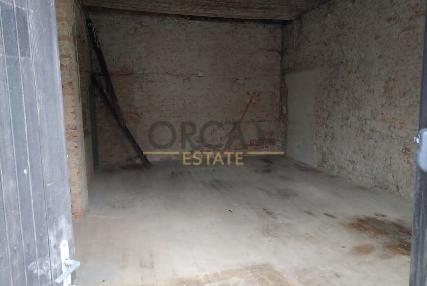 Řadový RD, podlahová plocha 342 m2, k rekonstrukci, pozemek 181 m2