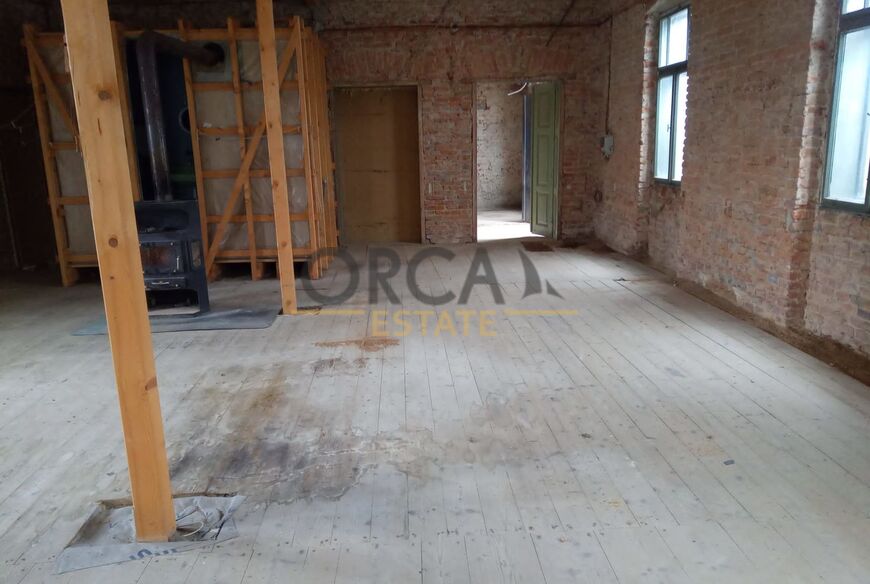 Řadový RD k rekonstrukci, pozemek 181 m2
