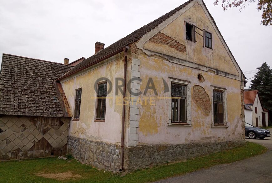 Řadový RD k rekonstrukci, pozemek 181 m2
